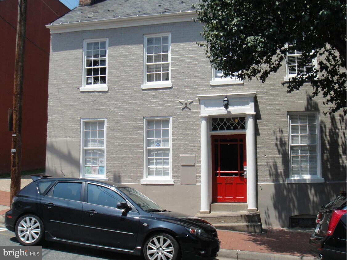 Building Photo - 209 Hanover St