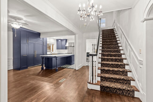 Building Photo - 1502 Tryon Rd