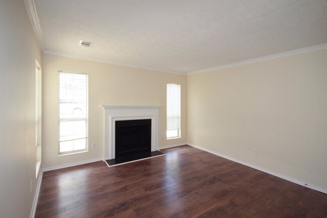 Building Photo - 3060 Linden Dr