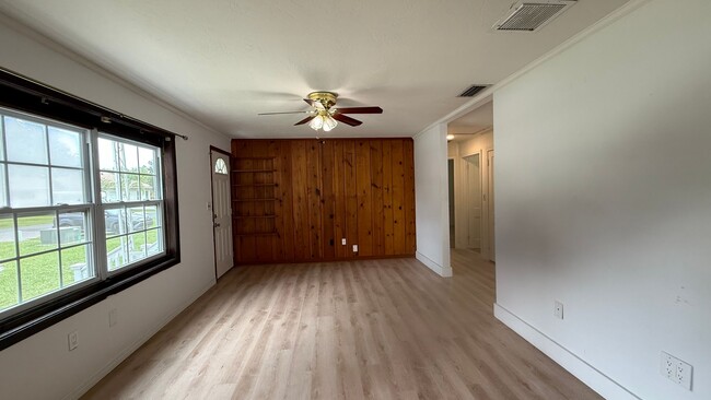 Building Photo - Annual 2 Bedroom + Den / 2 Bath Home – Sar...