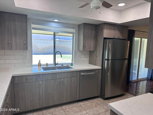 Foto del edificio - 9905 W Pleasant Valley Rd