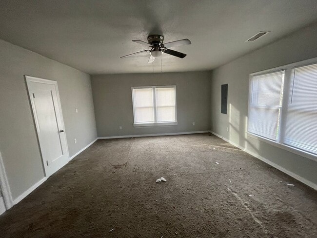 Building Photo - 5 bedroom, 2 bath