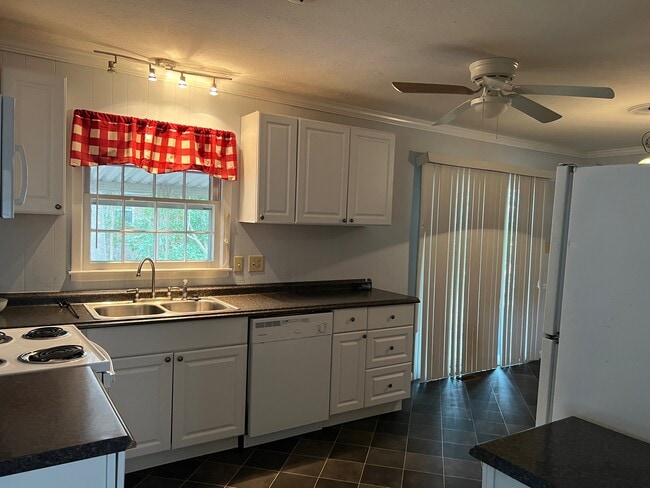 Building Photo - 1602 Camelot Dr