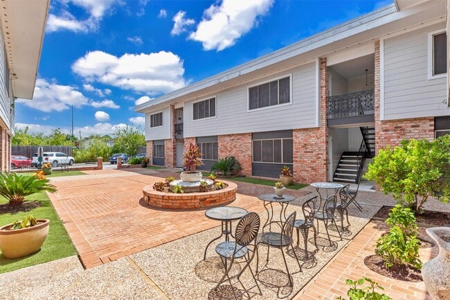 Building Photo - 2011 Marshall St