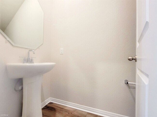 Building Photo - 4 br, 2.5 bath House - 120 Longmount Cv