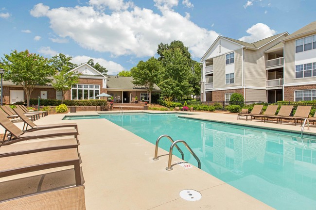 Piscina con cabaña - The Grayson Apartment Homes