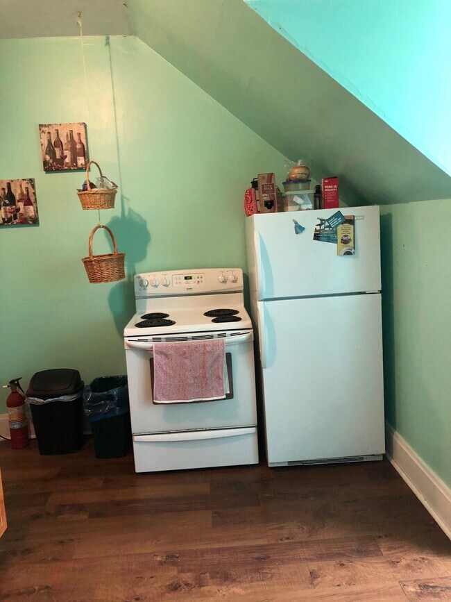 Kitchen appliances, included - 401 S Graham St