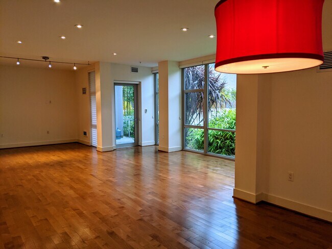 Large living space - 235 Berry St