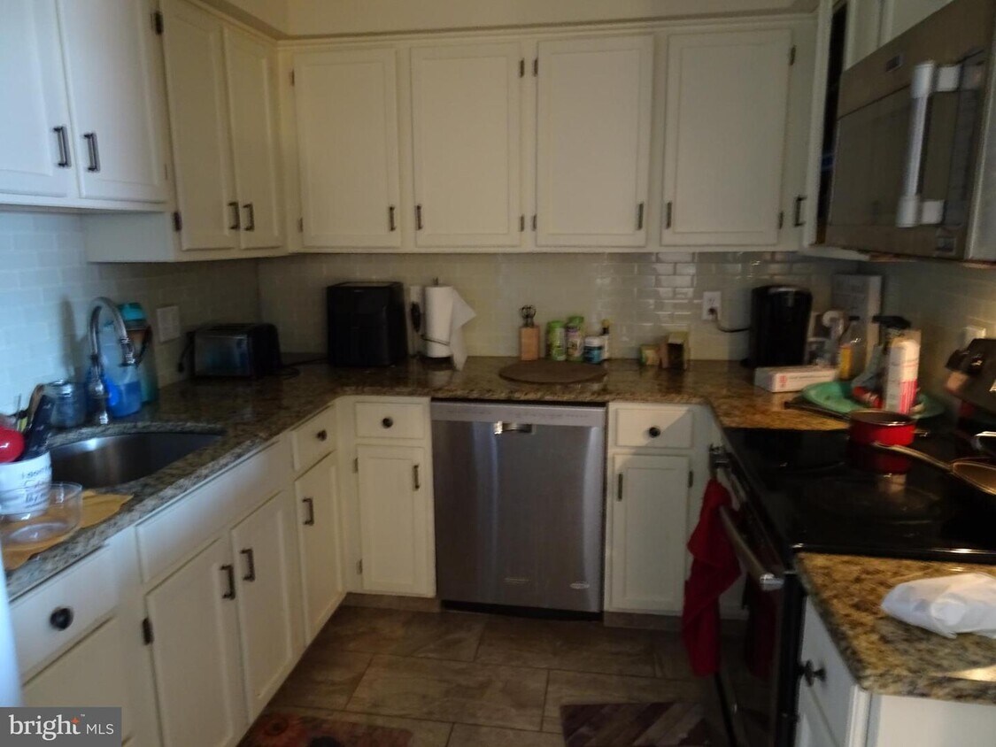 Primary Photo - 615 Delaware St