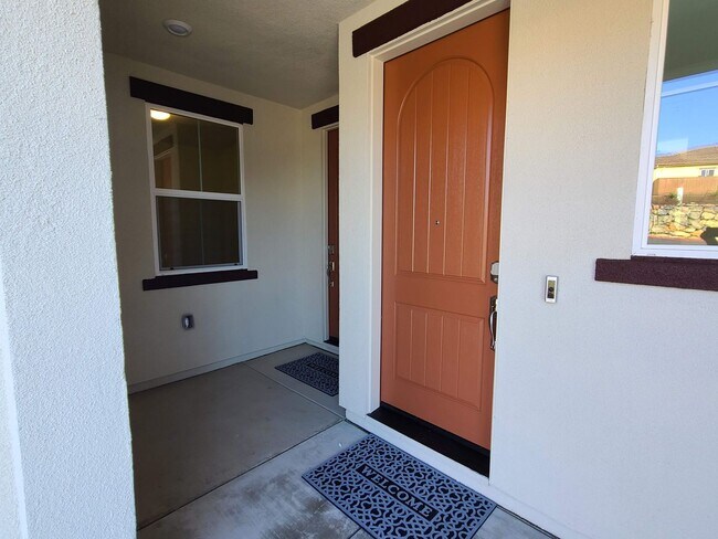 Foto del edificio - BEAUTIFUL BRAND NEW "NEXT-GEN" HOME W/ SOLAR & SIERRA VIEWS!!