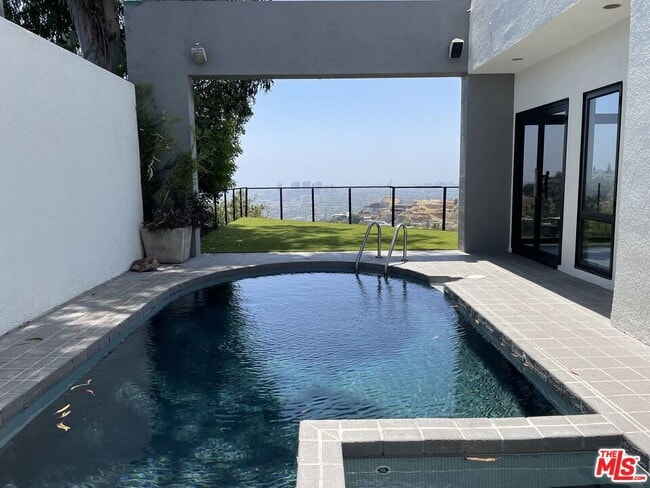 Foto del edificio - 8424 Grand View Dr