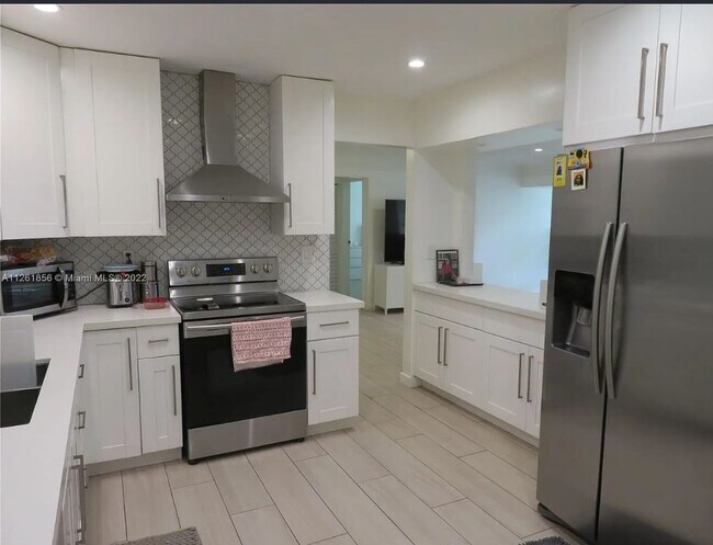Foto del edificio - 8660 Beekman Dr