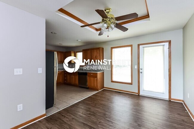 Foto del edificio - 4 Bedroom Pet-Friendly Home in Kearney, MO with Main Street Renewal