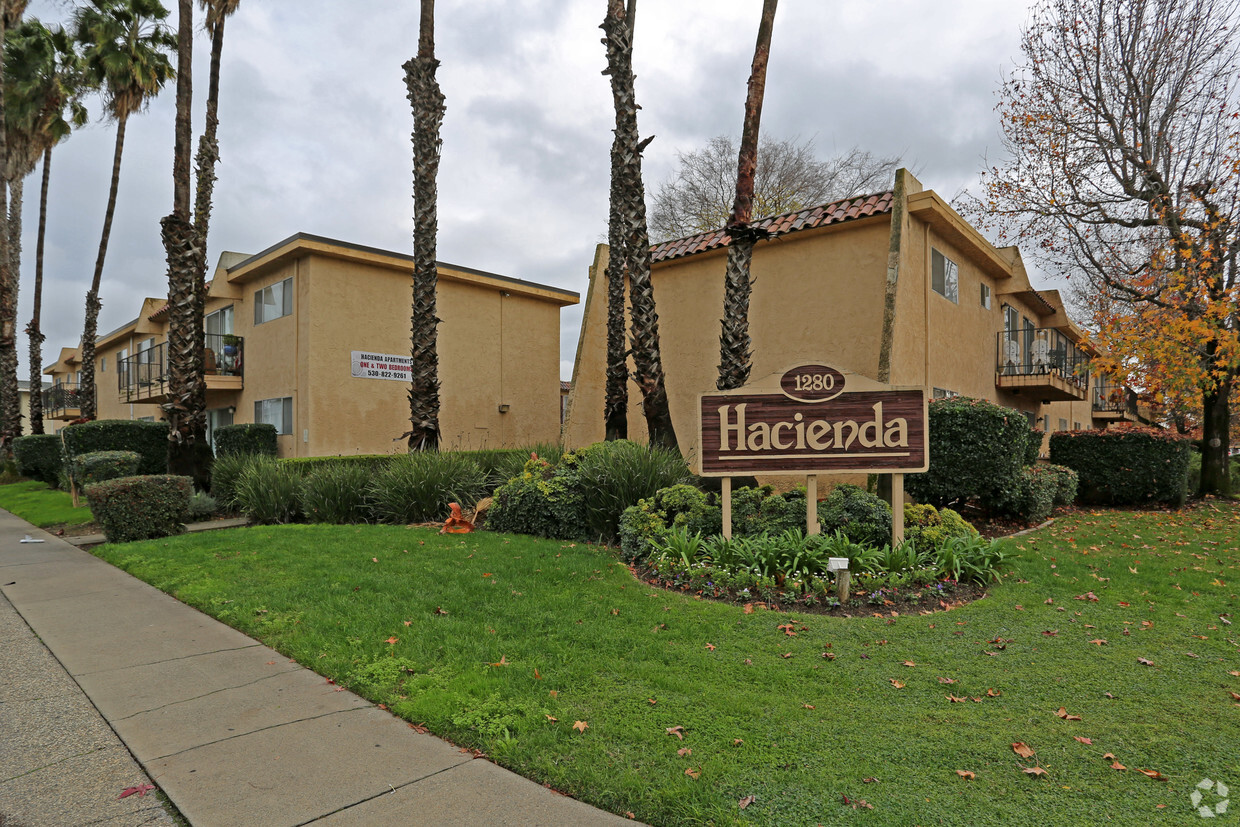 Primary Photo - Hacienda Apartments