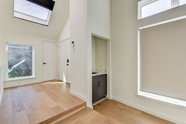 Building Photo - Museum District: Chic 2-Story newly update...