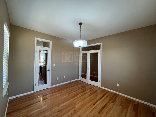 Foto del edificio - 325 Stone Creek Dr