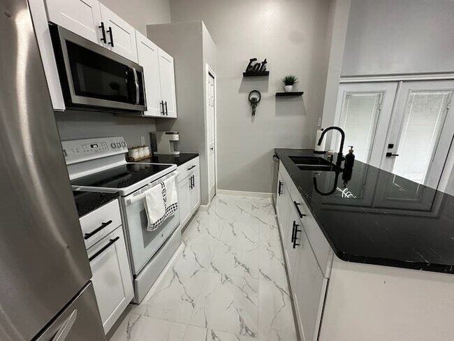Foto del edificio - 6228 Ryegrass St