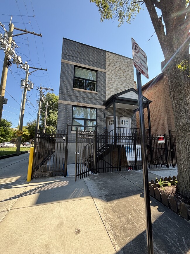 Building Photo - 713 W 19th Pl