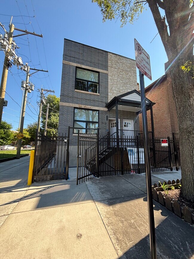 Foto del edificio - 713 W 19th Pl
