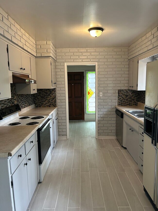 Foto del edificio - 4 Bedroom + Family Room - Spacious Home wi...