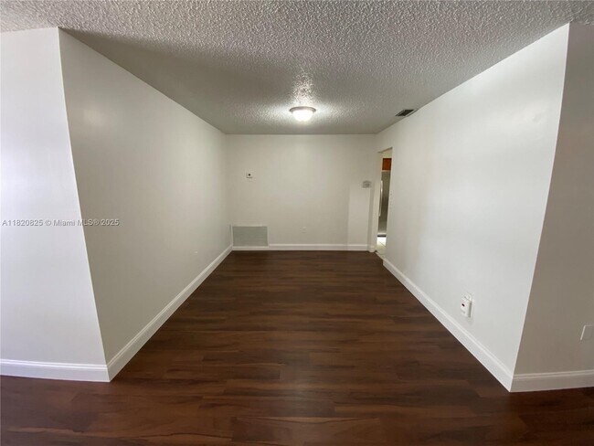 Building Photo - 8250 Southampton Dr