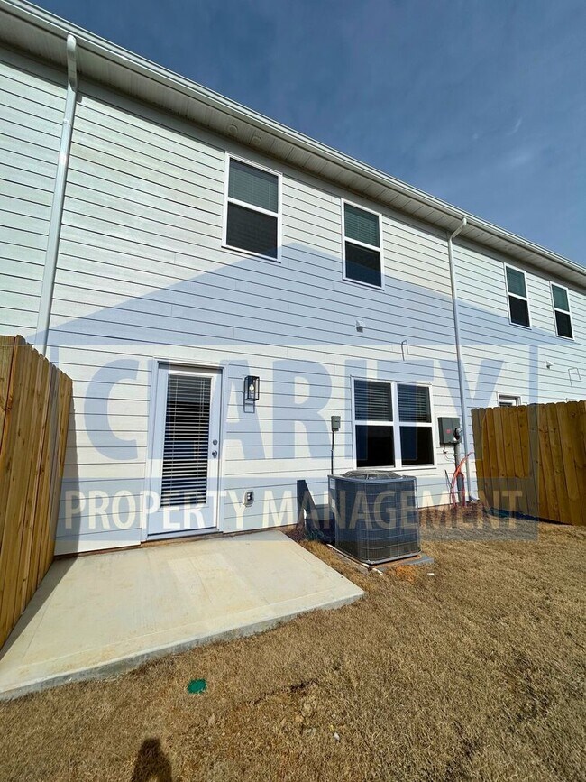 Foto del edificio - Newly built three bedroom townhome!