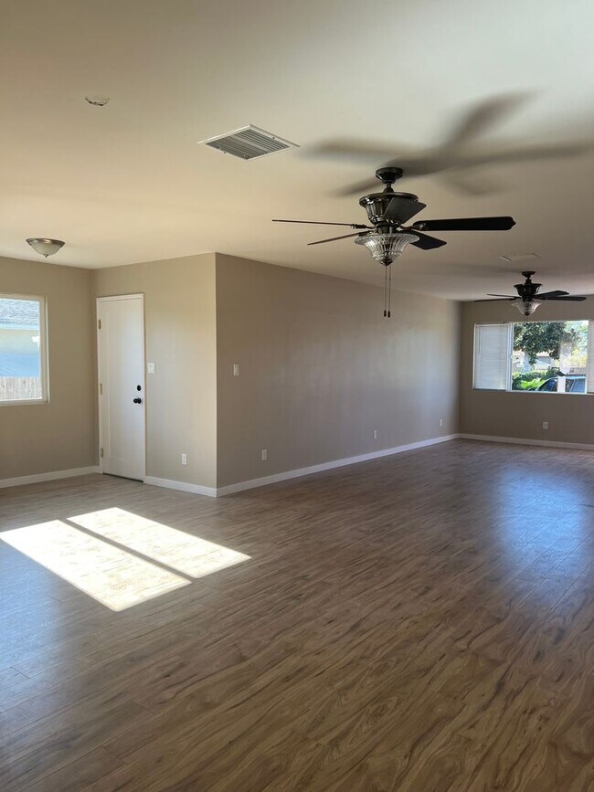 Building Photo - Newly Remodeled 3 bedroom 2 Bath Single St...