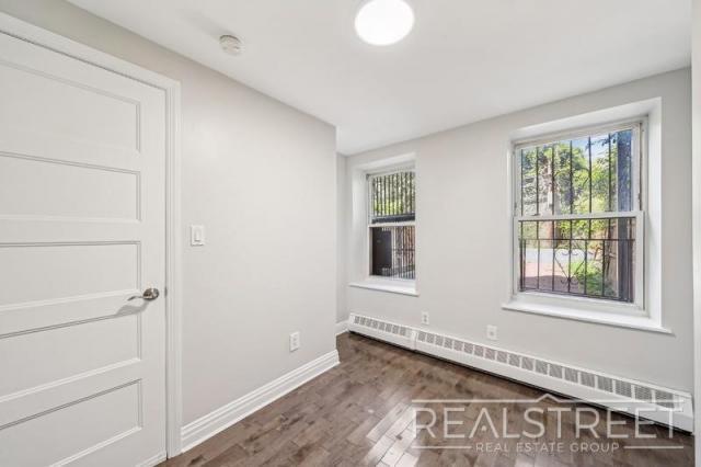 Foto del edificio - 4 bedroom in Brooklyn NY 11221