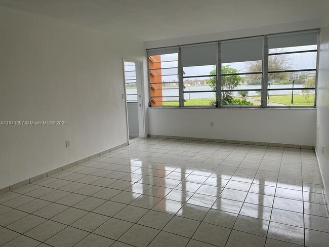 Building Photo - 1591 NE Miami Gardens Dr