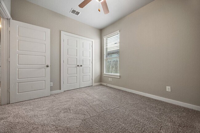 Foto del edificio - Beautiful 3 Bedroom Duplex Located in New ...