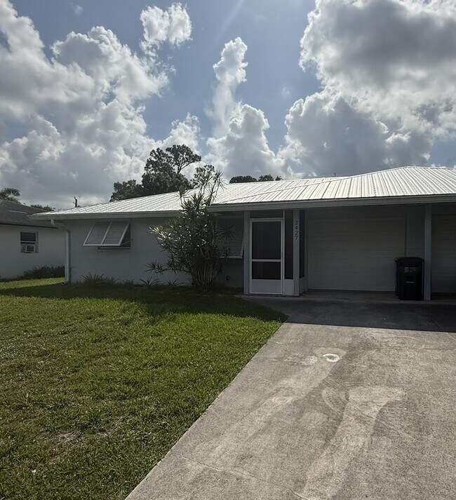 Foto del edificio - 2427 NW Holiday Ct
