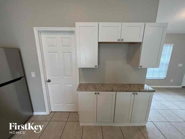 Building Photo - 695 Baffin Dr