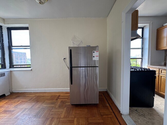 Foto del edificio - 1730 Popham Ave