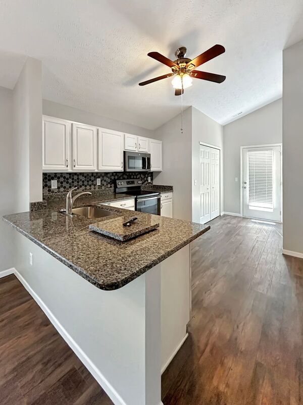 Foto del edificio - 5321 Miramar Dr