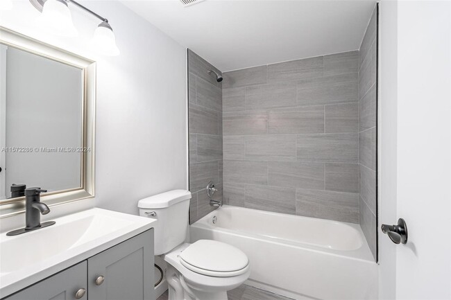 Foto del edificio - 1525 NE 135th St