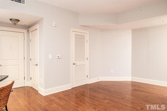 Foto del edificio - 222 Glenwood Ave