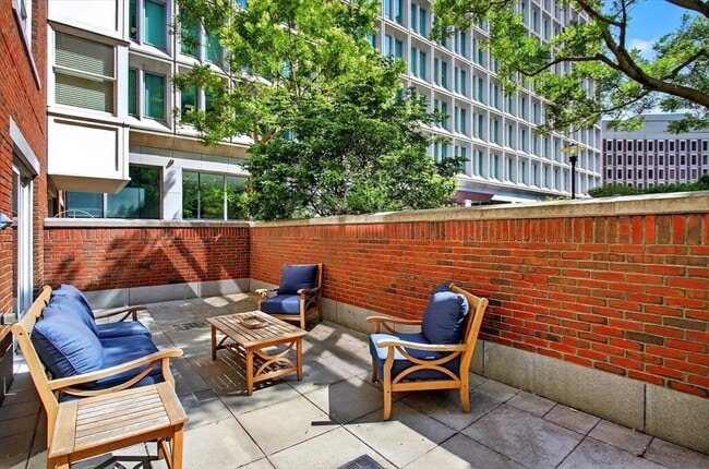 Foto del edificio - 10 Bowdoin St