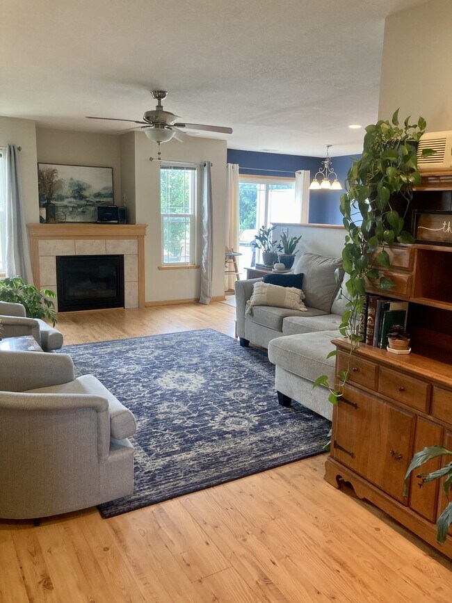 sala de estar con chimenea - 906 SE Crossings Ln