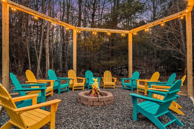 Foto del edificio - 1551 Wooded Acres Dr