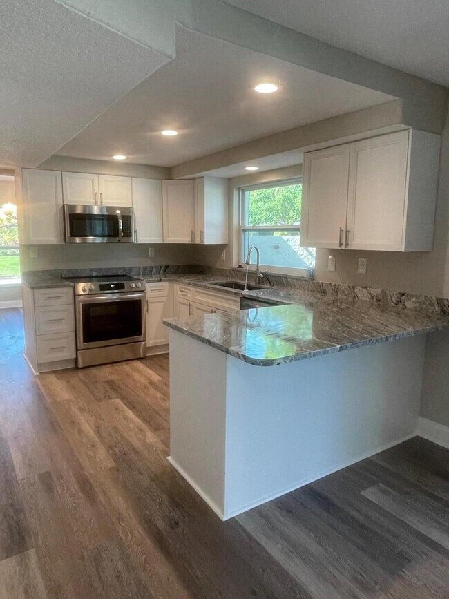 Building Photo - 3236 Forest Hill Dr