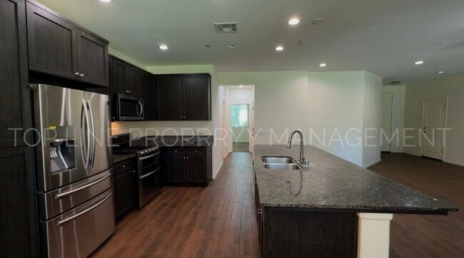Foto del edificio - Beautiful Home for Rent in Visalia!
