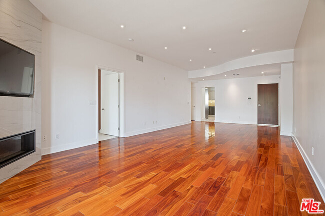 Foto del edificio - 8788 Shoreham Dr