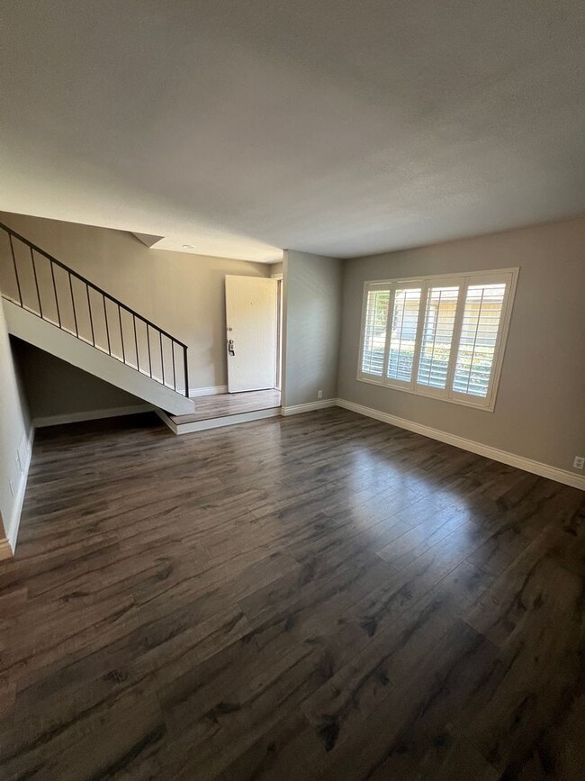 Building Photo - Updated Townhome in Ventura