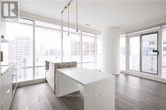 Photo du bâtiment - 1-3711 Bloor St E