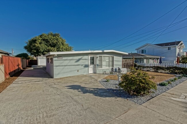 Photo - 2015 Robinson St Apartment