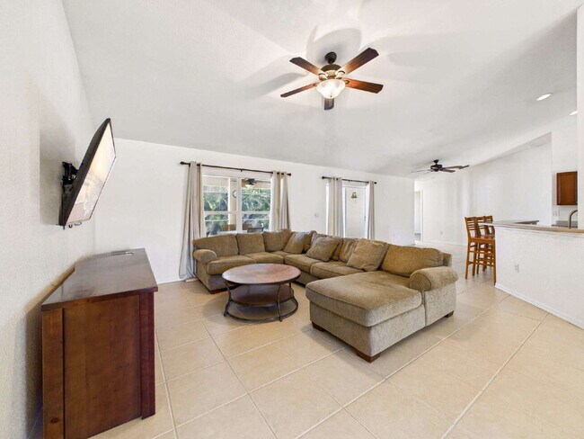 Foto del edificio - Furnished 4-Bedroom Home with Private Pool in San Carlos Park