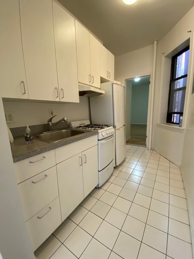 Building Photo - 711 2nd Ave