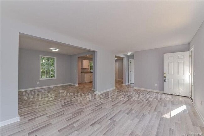 Building Photo - 4928 Lailwood Cir