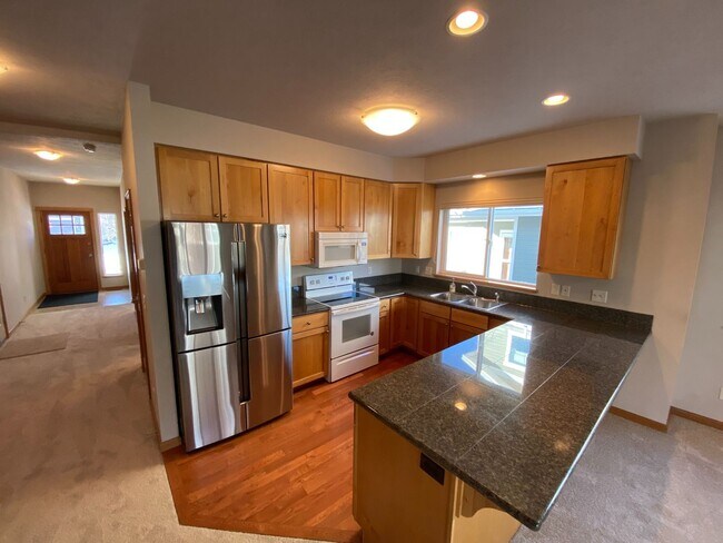 Foto del edificio - Stunning 2 bed 2 bath condo with double ga...
