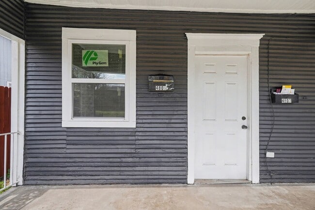 Building Photo - Updated duplex offering a bright and functional layout with modern finishes throughout.